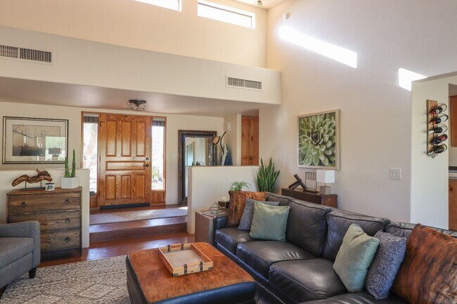 Building Photo - Contemporary Desert Beauty with Pool