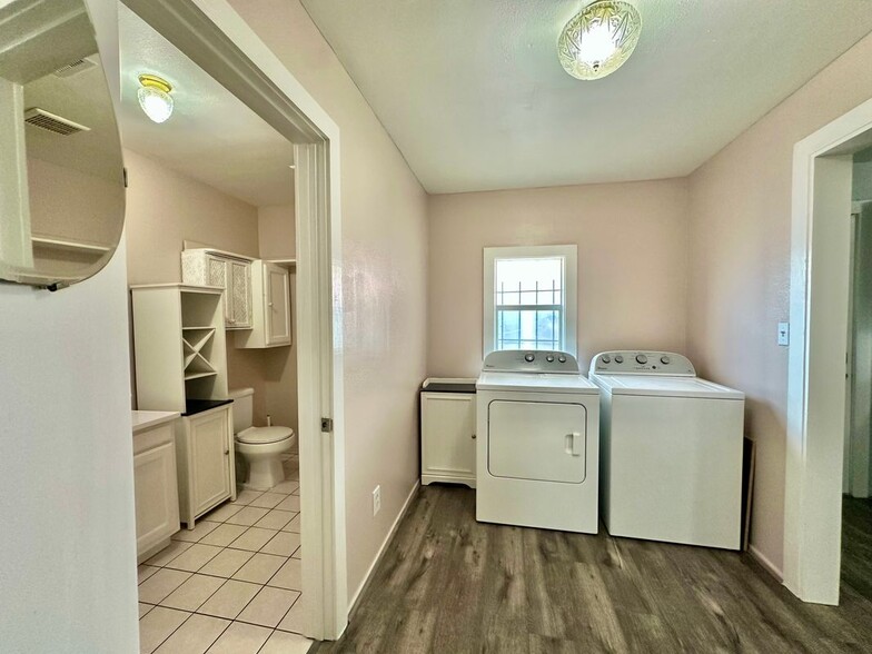 Building Photo - 305 N Live Oak St