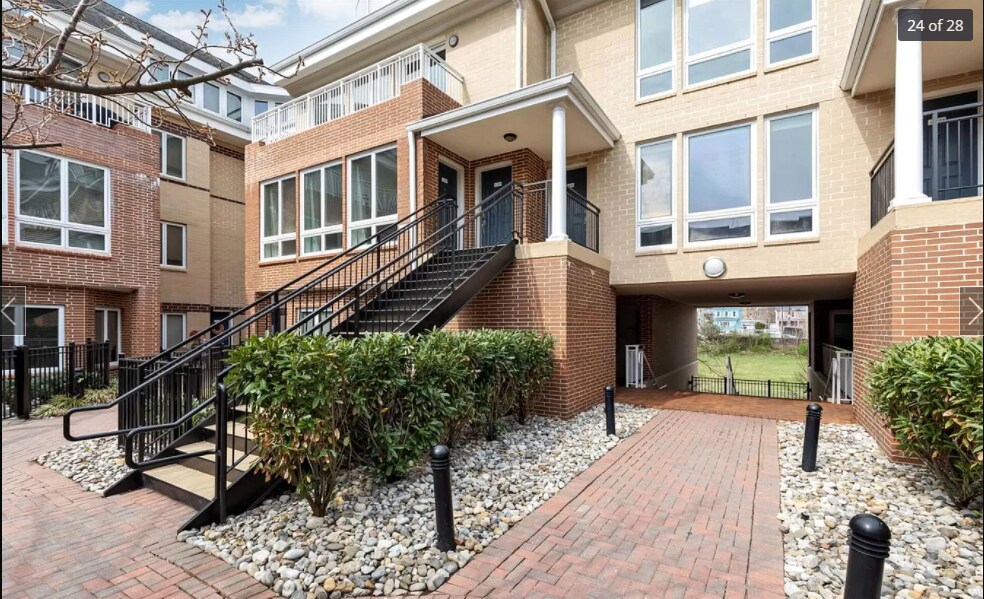 Building Photo - 368 Rector St
