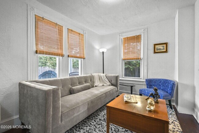 Building Photo - 610 1st Ave