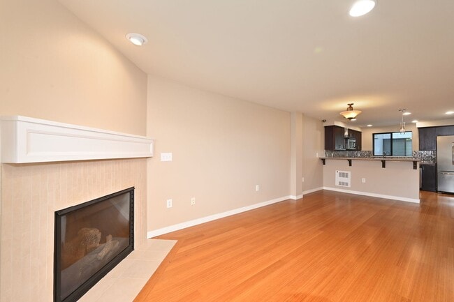 Building Photo - Modern & Spacious 2+ Bedroom/3.25 Bath Vie...