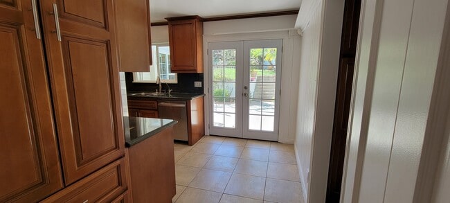 Building Photo - 661 Warner Ave