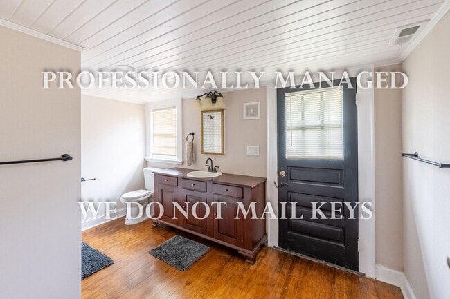 Building Photo - 321 E Branch St