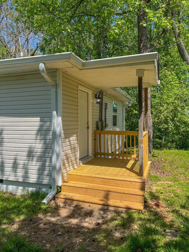 Building Photo - Renovated Home Off Madison Street – Pet Friendly!