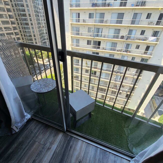 Building Photo - Elegant Fully Furnished  1bed+Den/2bath wi...