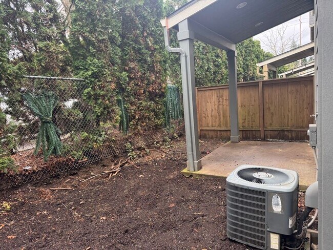 Building Photo - Spacious 3 Bedroom, 2.5 Bathroom Home in Prime Location