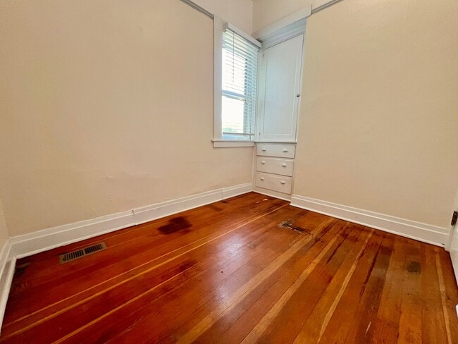 Building Photo - Charming Clinton Neighborhood Home 2 Bed 2 Bath — Close to Downtown & Division Street!