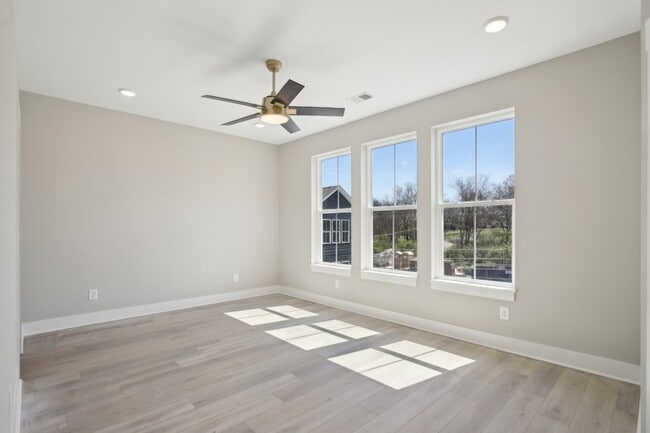 Building Photo - 361 Archwood Dr