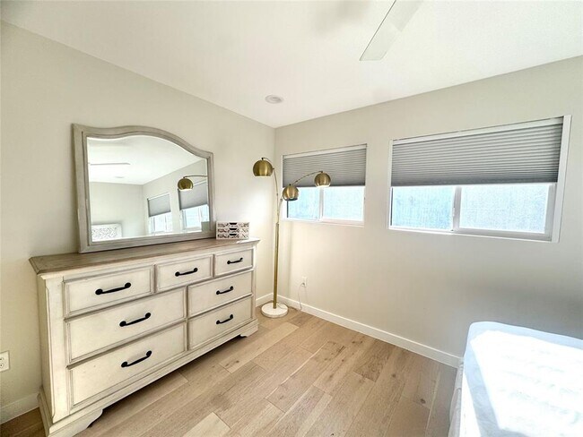 Building Photo - 400 E 30th St