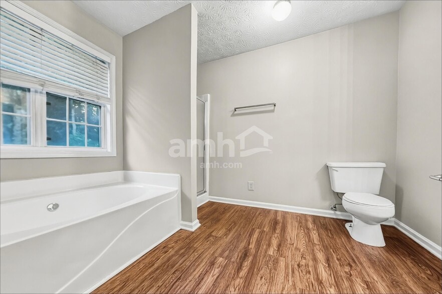 Building Photo - 1500 Chalet Cir