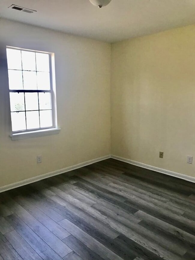Building Photo - Must see this Adorable 3 bedroom 1 bath home in a Cu Da Sac. Conveniently close to Uptown, NODA, ...
