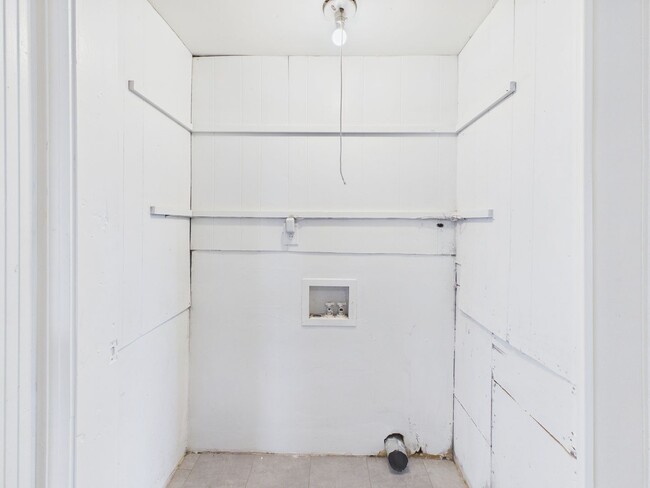 Building Photo - Spacious 2 bedroom 2 living areas 1 bath with a garage!