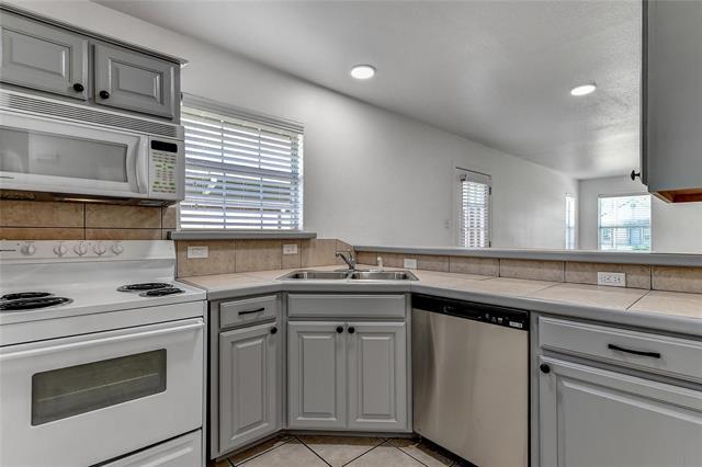 Building Photo - 1014 W Coffin St