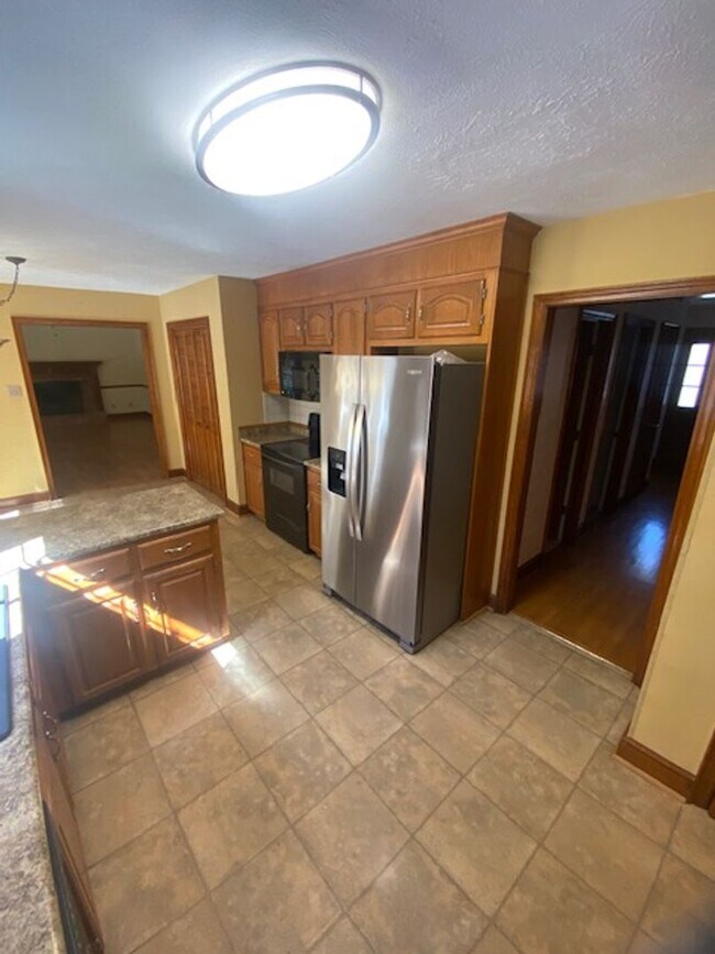 Building Photo - Gorgeous 5 Bedroom 3 Bathroom Brick Home in Woodside Plantation!