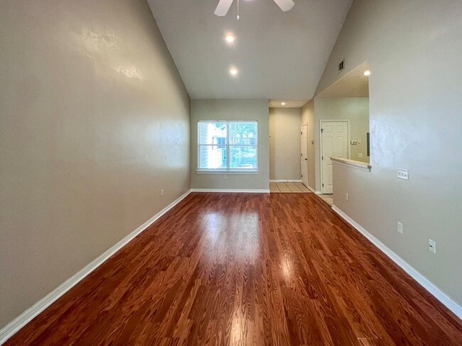 Building Photo - 1/1 Condo in the Greens at West End - Available mid-June!