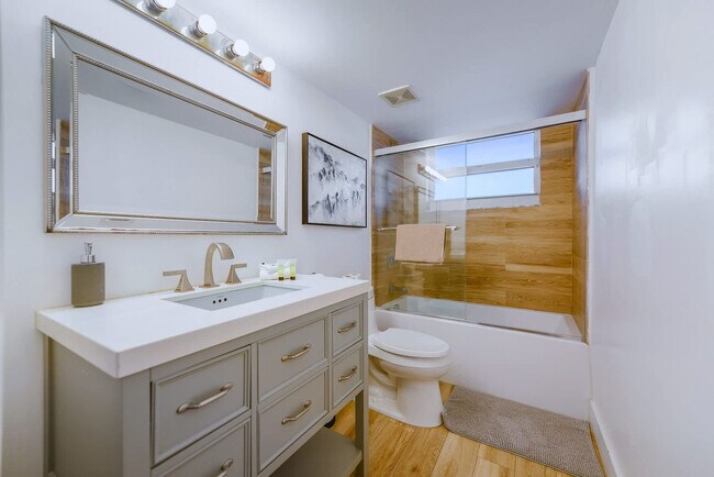 Building Photo - 1 SE 12th St