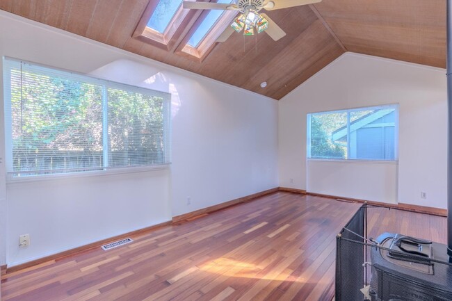 Building Photo - 1448 Sunshine Valley Rd