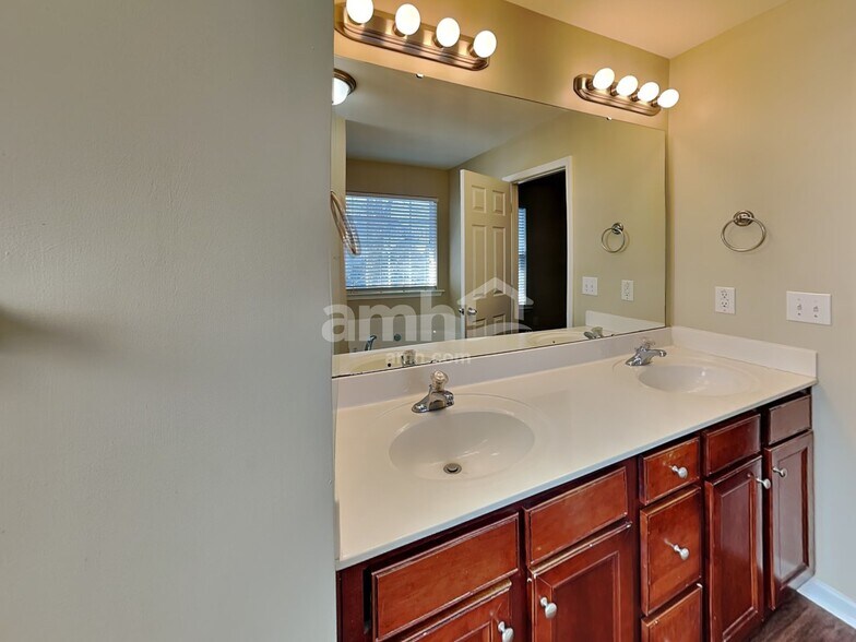 Building Photo - 15534 Crossing Gate Dr