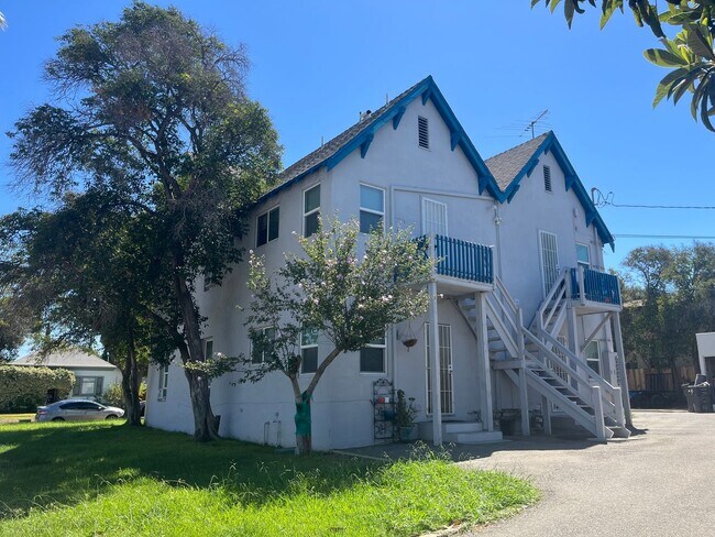 Building Photo - Conveniently located 1-bedroom, 1-bath apa...