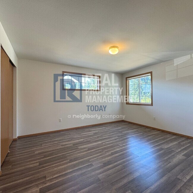 Building Photo - Akshanx LLC - 425/427 (Cascade Group - Sil...