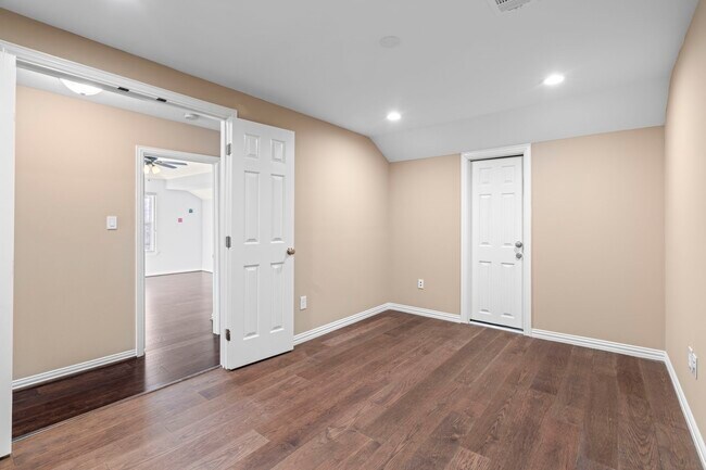 Building Photo - 10011 Lakeside Gables Dr