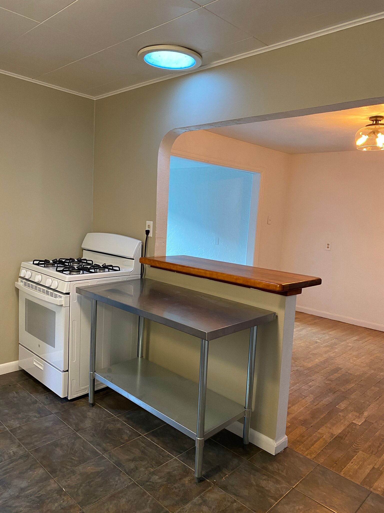 kitchen range, work table - 944 E 5th Ave
