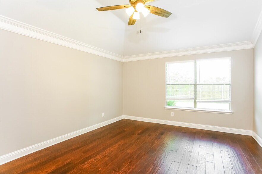 Building Photo - 206 Cox Dr