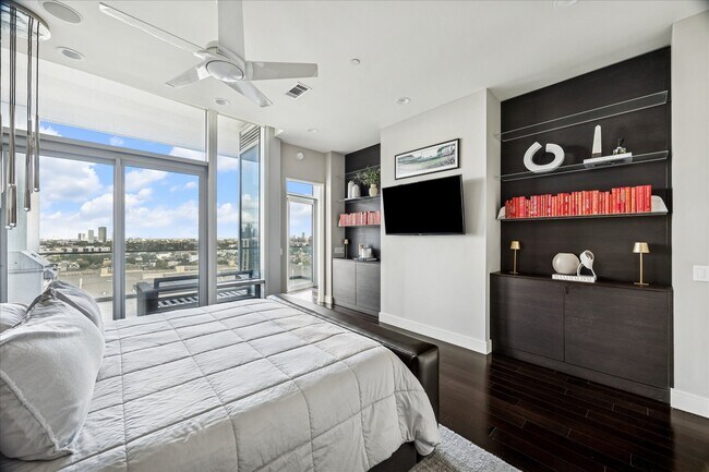 Building Photo - 2727 Kirby Dr