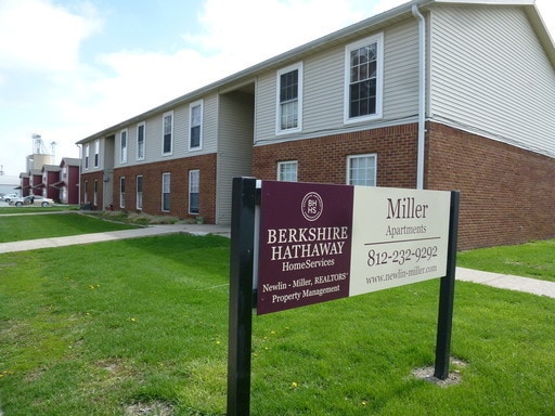 Building Photo - 2 Bedroom Upper Apartment - Water & Sewage...