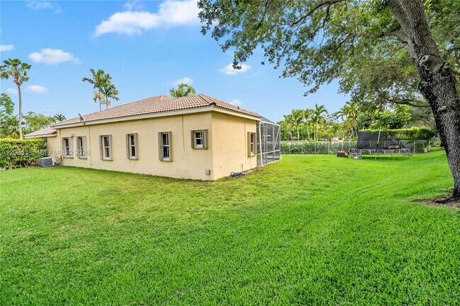 Building Photo - 885 Tanglewood Cir