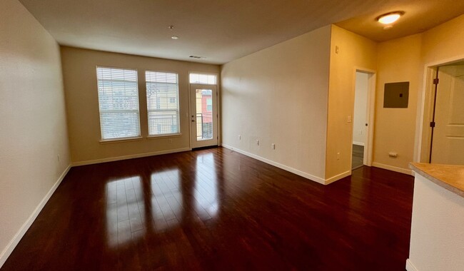 Building Photo - Gorgeous 1 Bedroom 1 Bath With Great Acces...