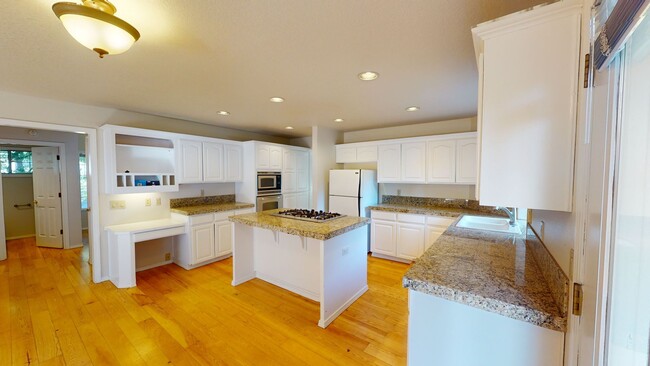 Building Photo - Prime Mountain Park Location! Minutes to D...