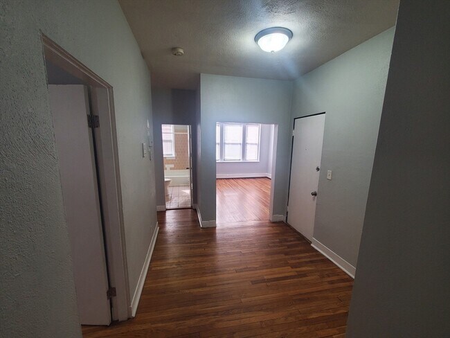 Building Photo - 10 Abbotsford St