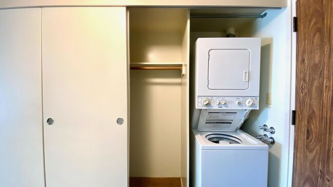 Building Photo - AVAILABLE NOW! STUDIO WITH 1 PARKING IN MAKIKI