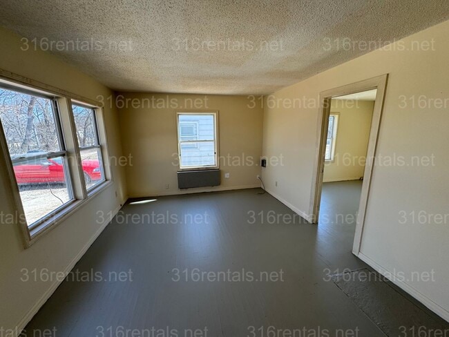 Building Photo - $675 - 1 bed 1 bath - Duplex