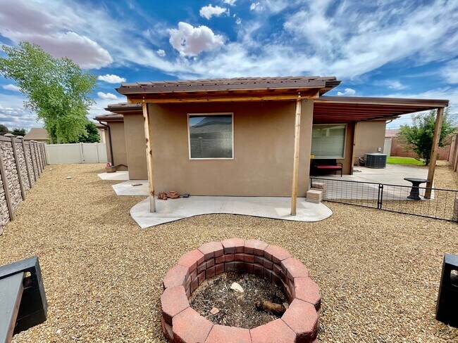 Building Photo - Pet-Friendly Three Bedroom Home in Riversi...