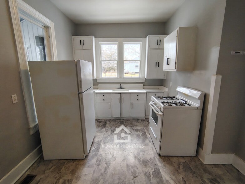 Building Photo - 903 College Dr