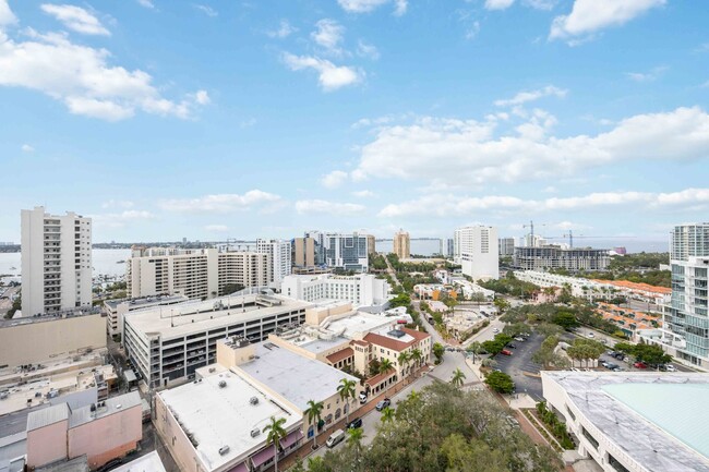 Building Photo - "Luxurious 3-Bed Sarasota Penthouse with S...