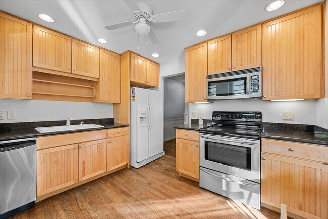 Building Photo - 4-Bed Home with Covered Patio, Fire Pit & Large Backyard in Cherry Creek Schools