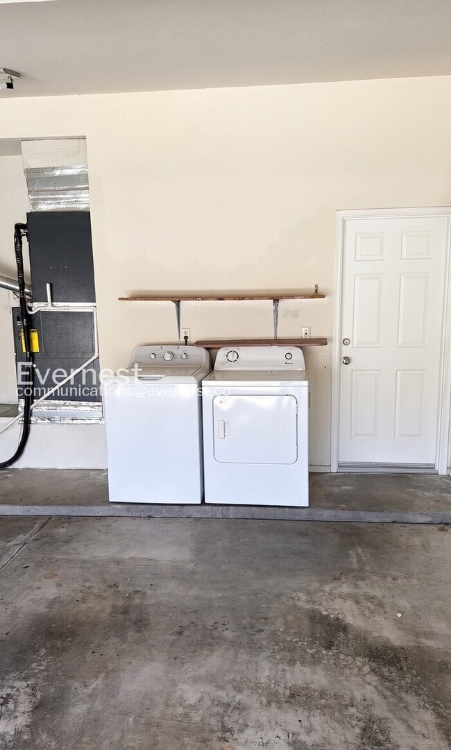 Building Photo - 2 Bed/2 Bath Home with Fenced Yard & Garage / Pet-Friendly / Vouchers Accepted / Available Soon!