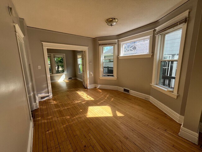 Building Photo - AVAILABLE June 1st - 6 Bedroom, 2 Bath House with Garage $200 Off First Months Rent!