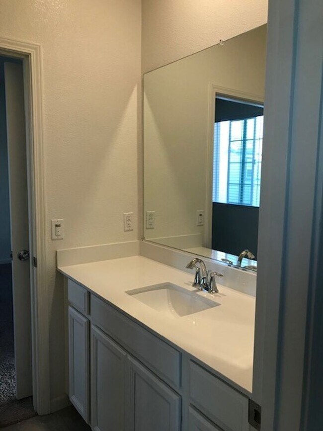 Building Photo - Beautiful home in Natomas, 3+2.5, 2-story, 2-car tandem garage, close to fwy & shopping