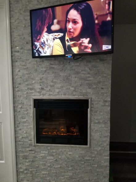 Building Photo - 1585 Maxwell Ln