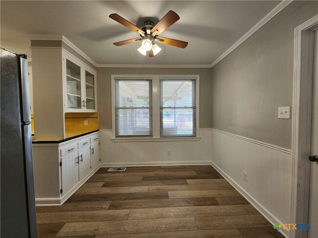 Building Photo - 564 Laurel Ln