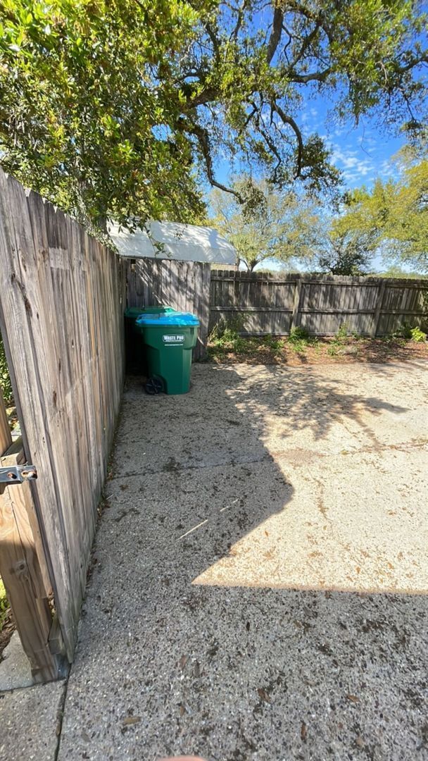 Building Photo - 3 BD 2 BA Home in the Bayou View School Di...