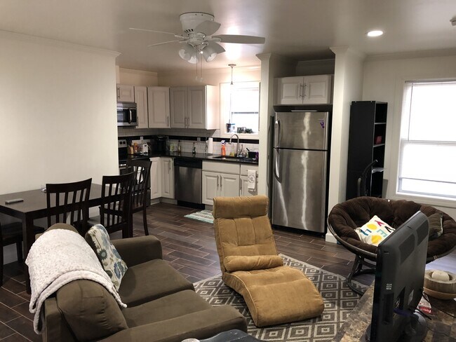 Building Photo - 105 Wiedmaier Ct