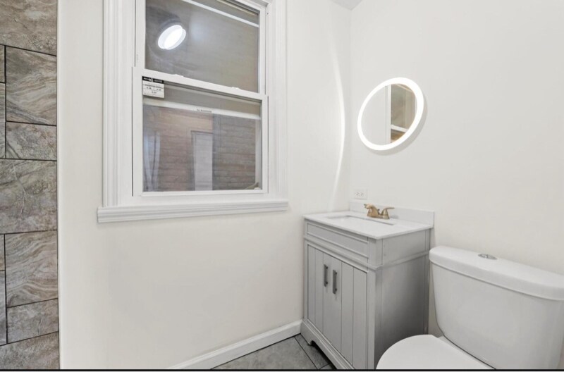 Building Photo - 411 N Hamlin Ave