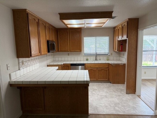Building Photo - Modern 4 Bedroom 3 Car Garage Dixon *Star ...
