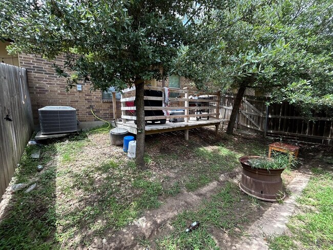 Building Photo - 405 Baby Bear Dr