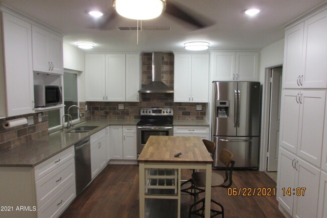 Building Photo - 925 W Curry St